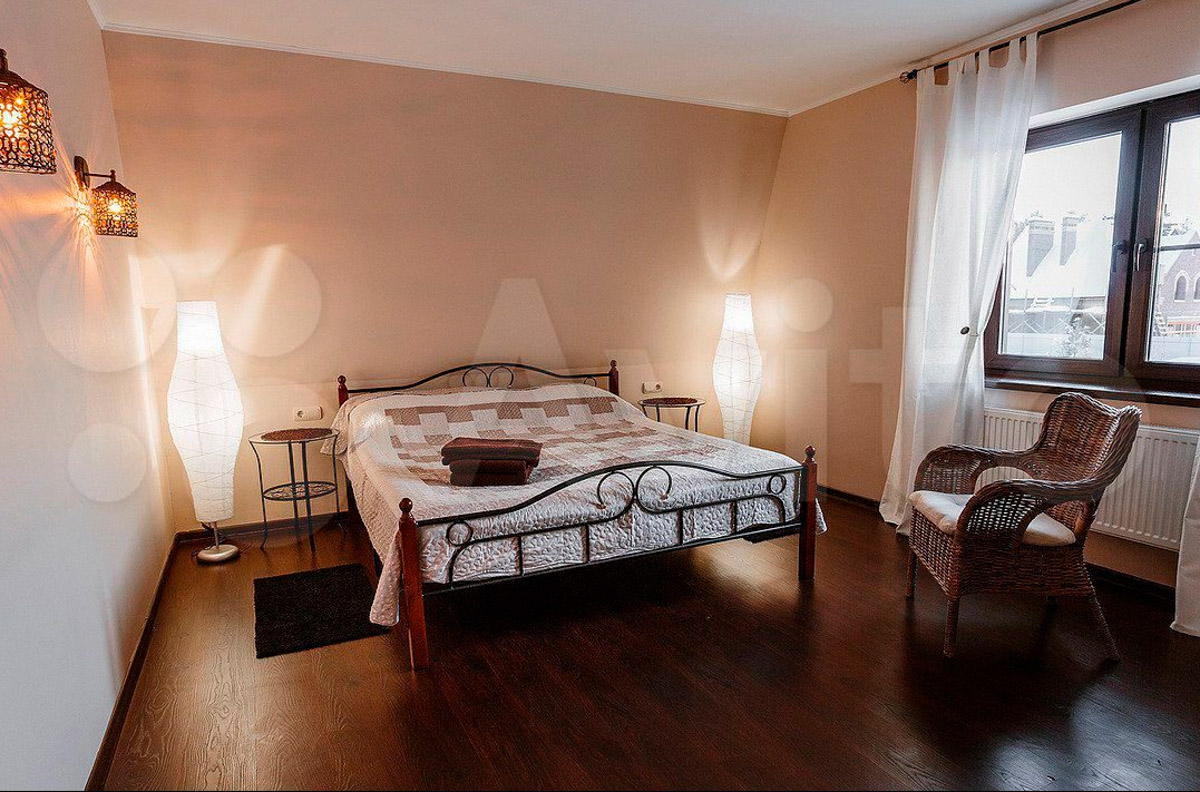 Горожане все чаще предпочитают проводить Новый год в коттедже. Если нет своего, домик можно арендовать. Какие варианты есть на этом рынке в нашем регионе? «Ключ-Медиа» разбирался в вопросе. Спойлер: кое-где ценник впечатляет — четверть миллиона рублей за 3 дня кутежа.