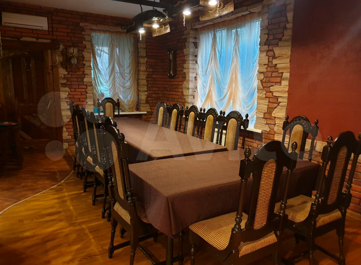 Горожане все чаще предпочитают проводить Новый год в коттедже. Если нет своего, домик можно арендовать. Какие варианты есть на этом рынке в нашем регионе? «Ключ-Медиа» разбирался в вопросе. Спойлер: кое-где ценник впечатляет — четверть миллиона рублей за 3 дня кутежа.