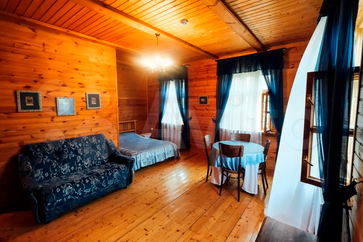 Горожане все чаще предпочитают проводить Новый год в коттедже. Если нет своего, домик можно арендовать. Какие варианты есть на этом рынке в нашем регионе? «Ключ-Медиа» разбирался в вопросе. Спойлер: кое-где ценник впечатляет — четверть миллиона рублей за 3 дня кутежа.