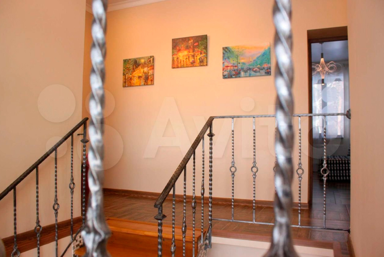 Горожане все чаще предпочитают проводить Новый год в коттедже. Если нет своего, домик можно арендовать. Какие варианты есть на этом рынке в нашем регионе? «Ключ-Медиа» разбирался в вопросе. Спойлер: кое-где ценник впечатляет — четверть миллиона рублей за 3 дня кутежа.