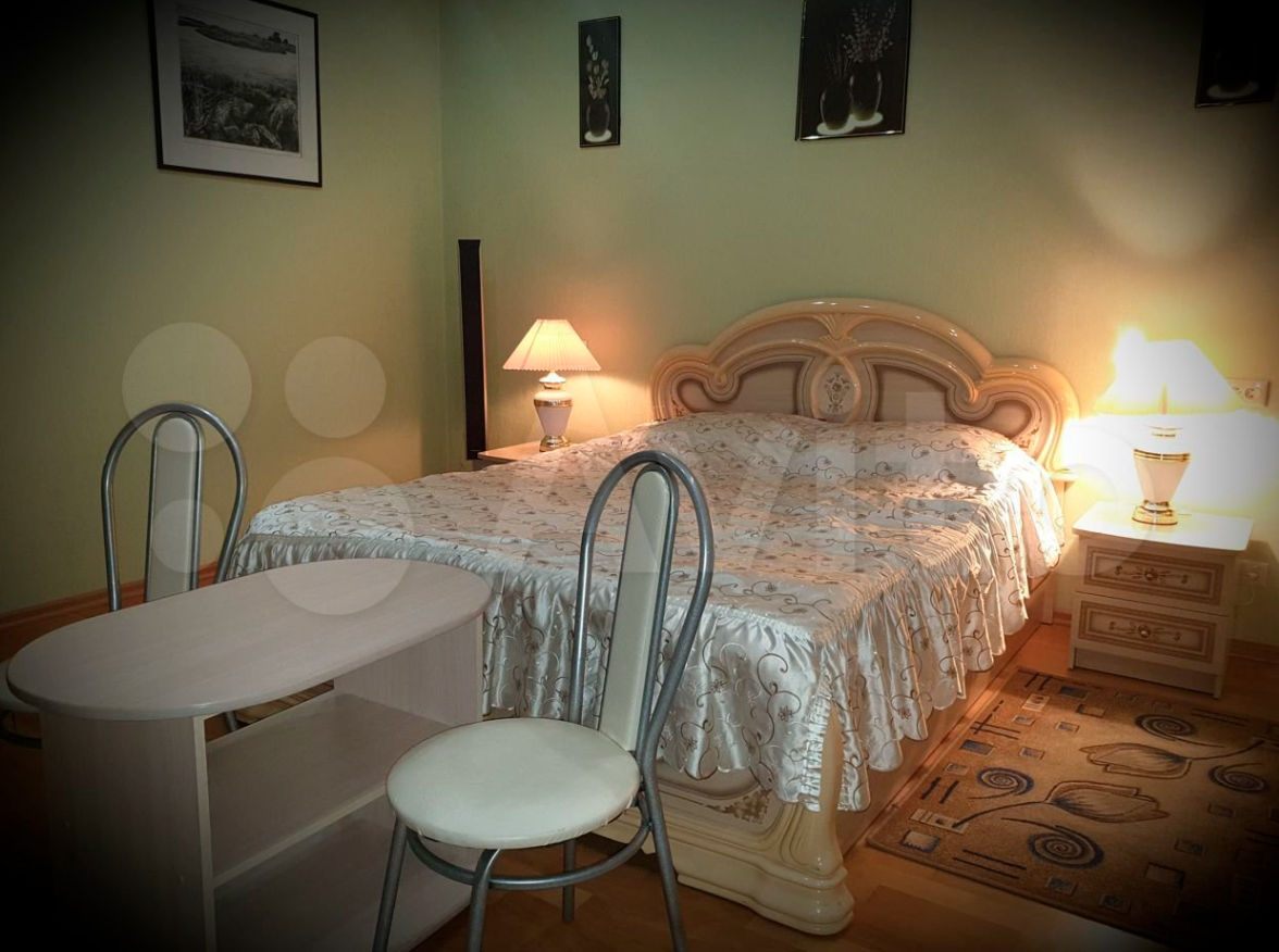 Горожане все чаще предпочитают проводить Новый год в коттедже. Если нет своего, домик можно арендовать. Какие варианты есть на этом рынке в нашем регионе? «Ключ-Медиа» разбирался в вопросе. Спойлер: кое-где ценник впечатляет — четверть миллиона рублей за 3 дня кутежа.