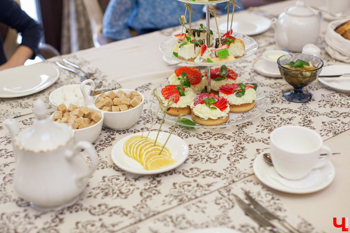 Секреты обращения с салфеткой, язык столовых приборов и благородные манеры изучают во владимирской школе этикета. «Ключ-Медиа» заглянул в гости к ее основательнице.