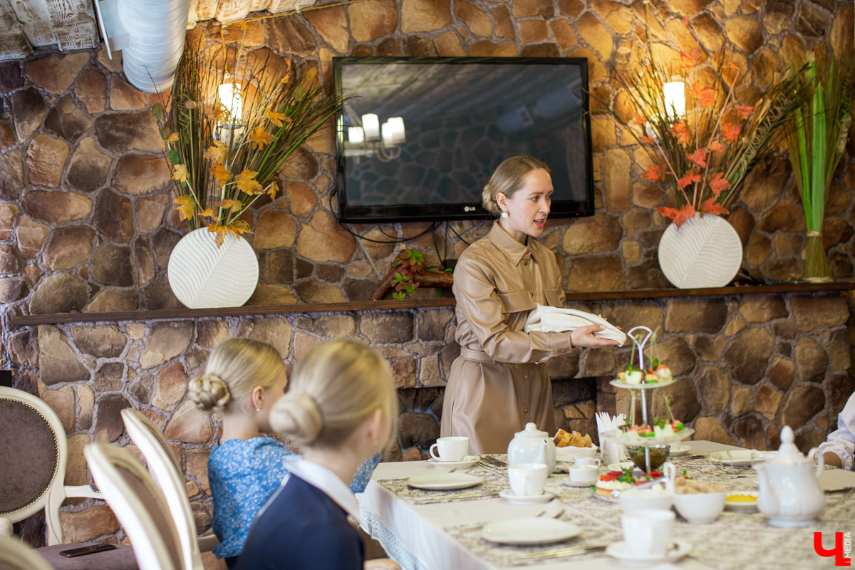 Секреты обращения с салфеткой, язык столовых приборов и благородные манеры изучают во владимирской школе этикета. «Ключ-Медиа» заглянул в гости к ее основательнице.
