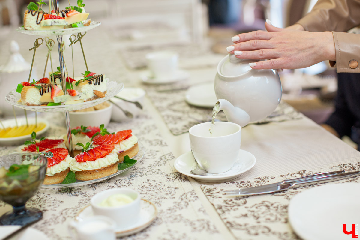 Секреты обращения с салфеткой, язык столовых приборов и благородные манеры изучают во владимирской школе этикета. «Ключ-Медиа» заглянул в гости к ее основательнице.