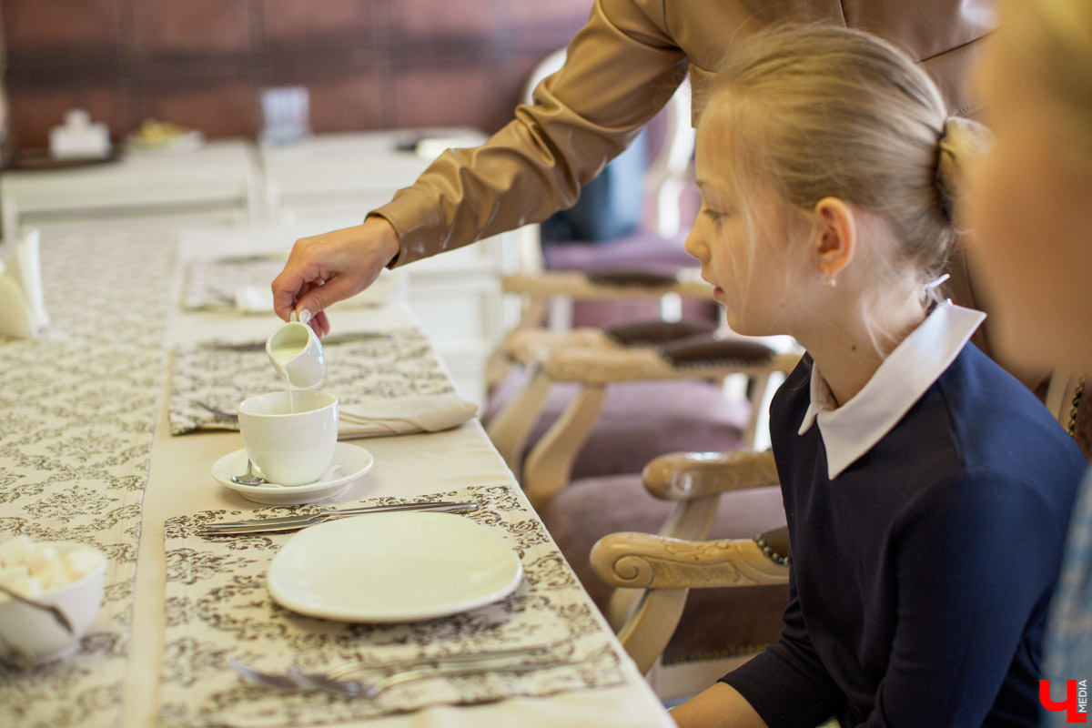 Секреты обращения с салфеткой, язык столовых приборов и благородные манеры изучают во владимирской школе этикета. «Ключ-Медиа» заглянул в гости к ее основательнице.