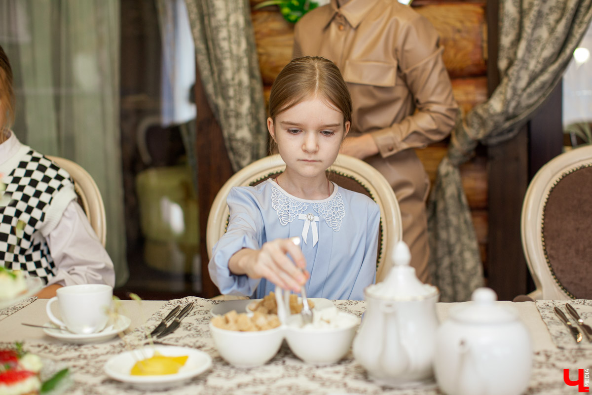 Секреты обращения с салфеткой, язык столовых приборов и благородные манеры изучают во владимирской школе этикета. «Ключ-Медиа» заглянул в гости к ее основательнице.