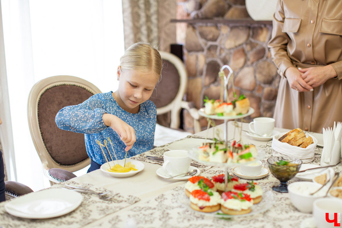 Секреты обращения с салфеткой, язык столовых приборов и благородные манеры изучают во владимирской школе этикета. «Ключ-Медиа» заглянул в гости к ее основательнице.