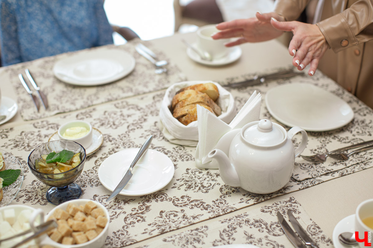 Секреты обращения с салфеткой, язык столовых приборов и благородные манеры изучают во владимирской школе этикета. «Ключ-Медиа» заглянул в гости к ее основательнице.