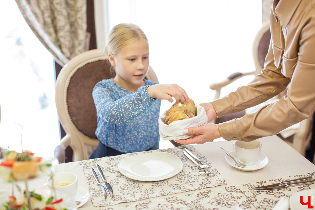 Секреты обращения с салфеткой, язык столовых приборов и благородные манеры изучают во владимирской школе этикета. «Ключ-Медиа» заглянул в гости к ее основательнице.