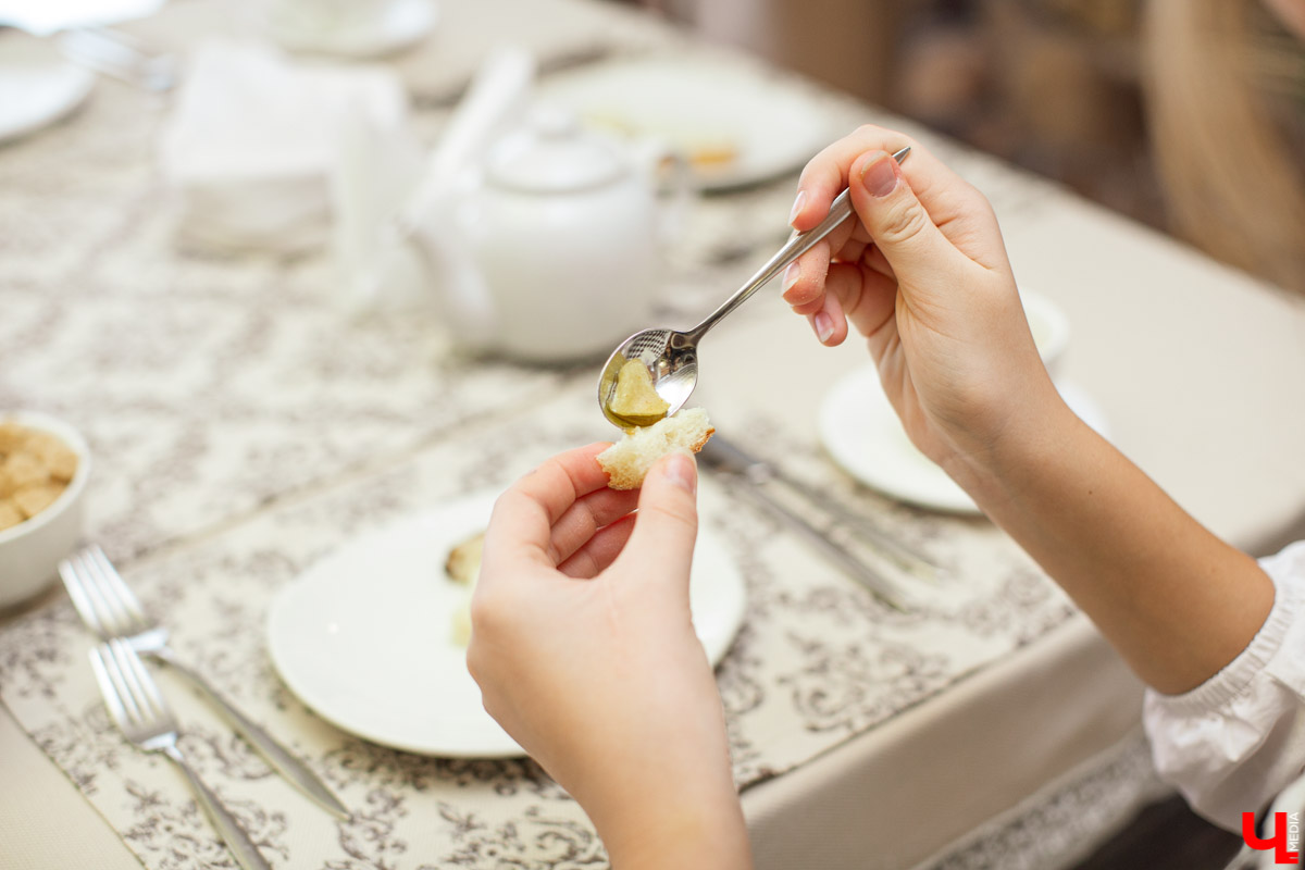Секреты обращения с салфеткой, язык столовых приборов и благородные манеры изучают во владимирской школе этикета. «Ключ-Медиа» заглянул в гости к ее основательнице.