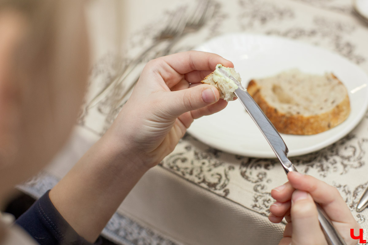 Секреты обращения с салфеткой, язык столовых приборов и благородные манеры изучают во владимирской школе этикета. «Ключ-Медиа» заглянул в гости к ее основательнице.