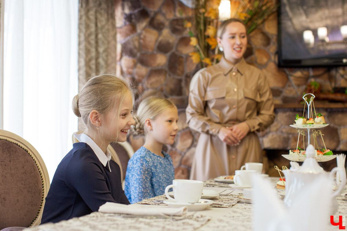 Секреты обращения с салфеткой, язык столовых приборов и благородные манеры изучают во владимирской школе этикета. «Ключ-Медиа» заглянул в гости к ее основательнице.