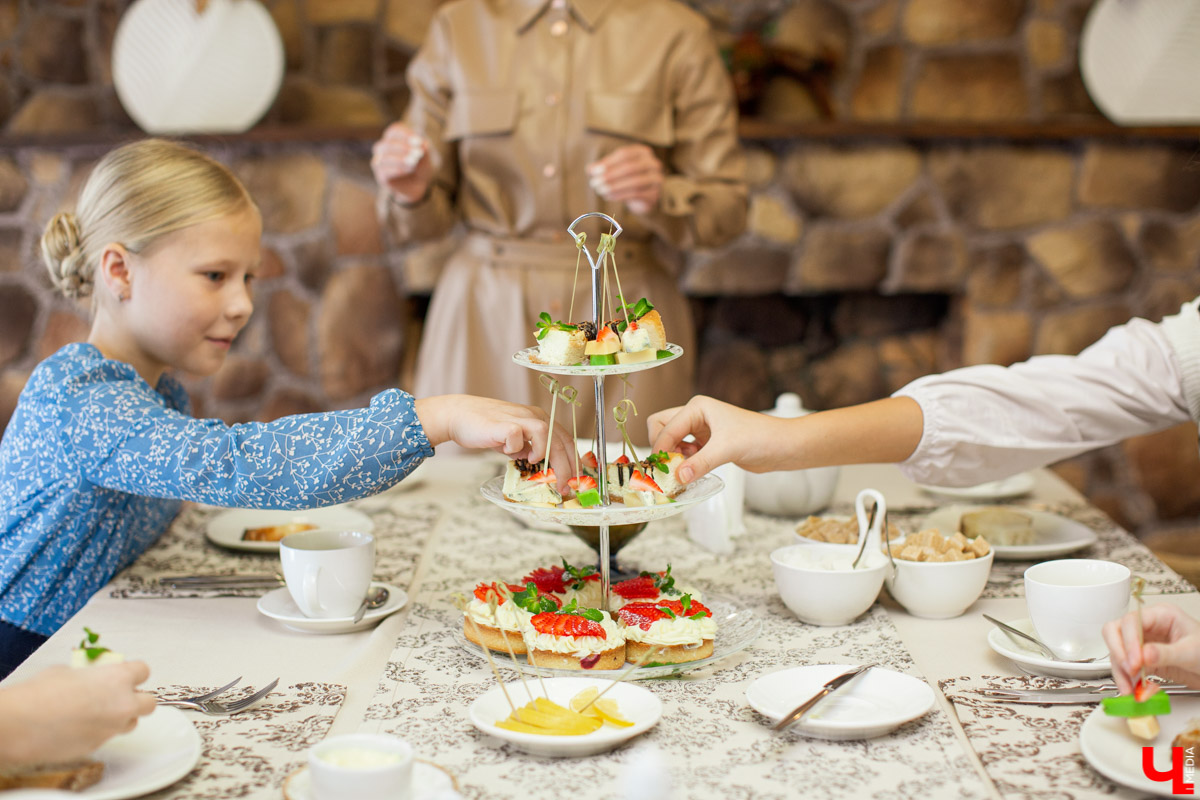 Секреты обращения с салфеткой, язык столовых приборов и благородные манеры изучают во владимирской школе этикета. «Ключ-Медиа» заглянул в гости к ее основательнице.