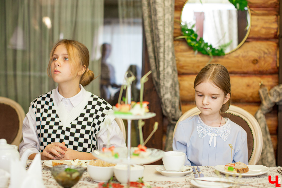 Секреты обращения с салфеткой, язык столовых приборов и благородные манеры изучают во владимирской школе этикета. «Ключ-Медиа» заглянул в гости к ее основательнице.