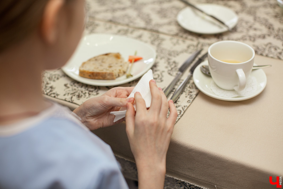 Секреты обращения с салфеткой, язык столовых приборов и благородные манеры изучают во владимирской школе этикета. «Ключ-Медиа» заглянул в гости к ее основательнице.