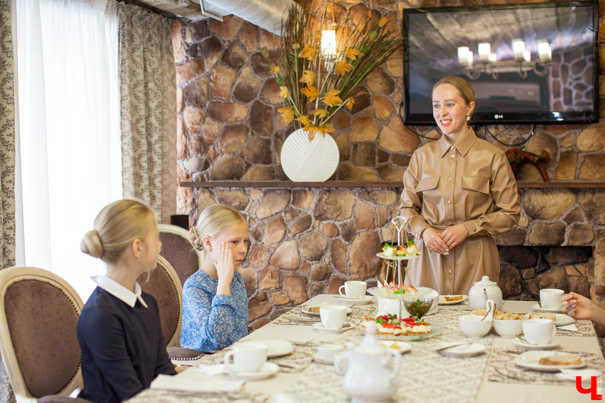 Секреты обращения с салфеткой, язык столовых приборов и благородные манеры изучают во владимирской школе этикета. «Ключ-Медиа» заглянул в гости к ее основательнице.