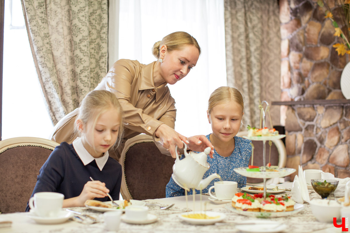 Секреты обращения с салфеткой, язык столовых приборов и благородные манеры изучают во владимирской школе этикета. «Ключ-Медиа» заглянул в гости к ее основательнице.