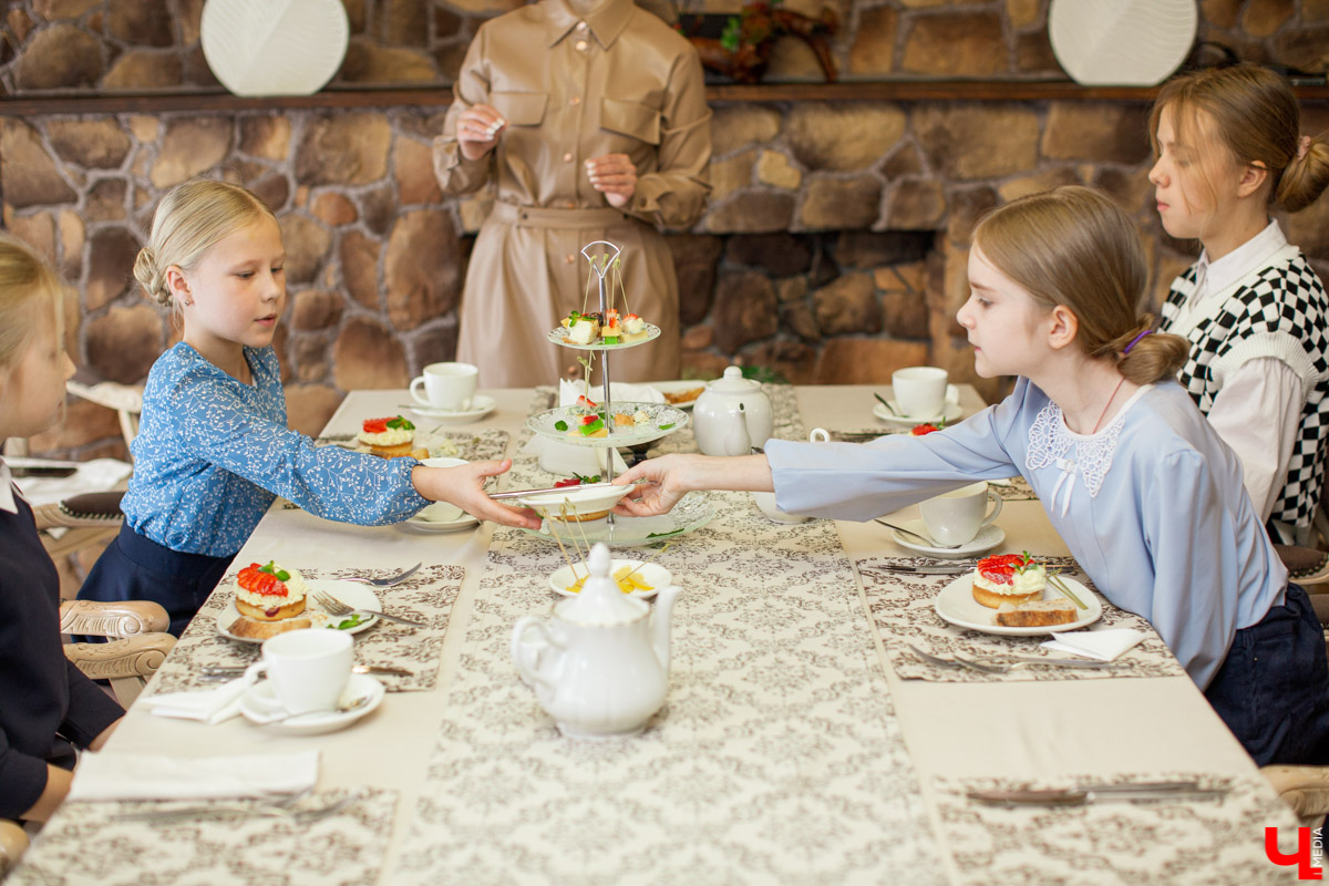Секреты обращения с салфеткой, язык столовых приборов и благородные манеры изучают во владимирской школе этикета. «Ключ-Медиа» заглянул в гости к ее основательнице.