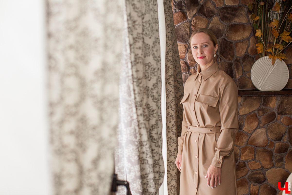 Секреты обращения с салфеткой, язык столовых приборов и благородные манеры изучают во владимирской школе этикета. «Ключ-Медиа» заглянул в гости к ее основательнице.