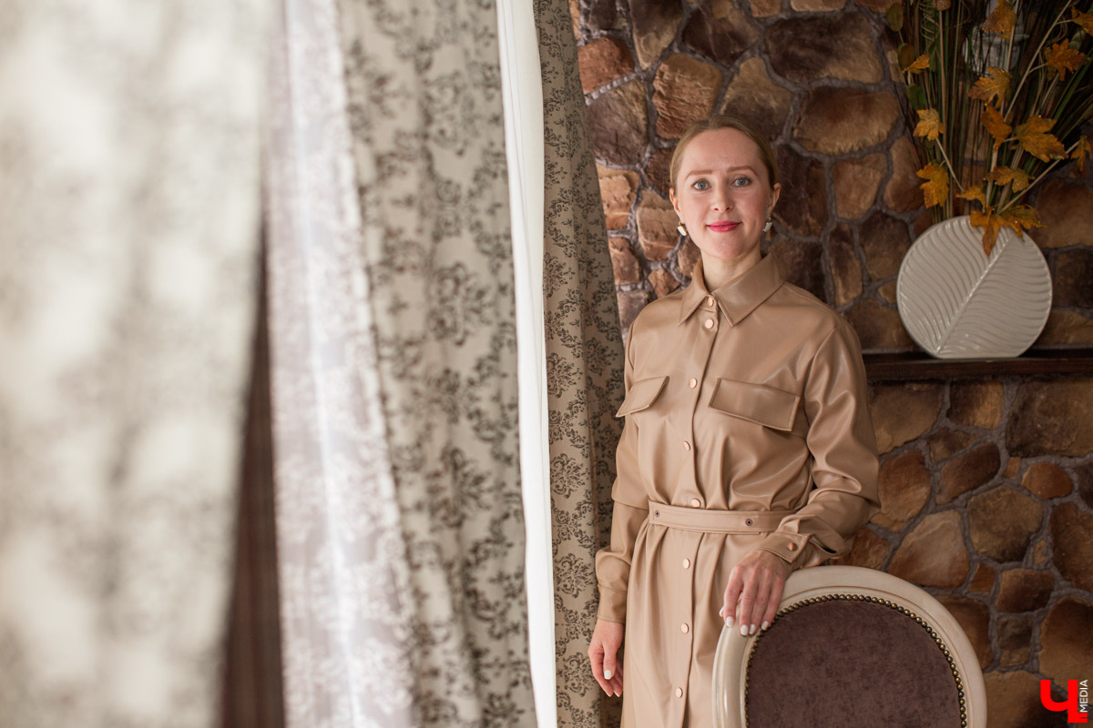 Секреты обращения с салфеткой, язык столовых приборов и благородные манеры изучают во владимирской школе этикета. «Ключ-Медиа» заглянул в гости к ее основательнице.