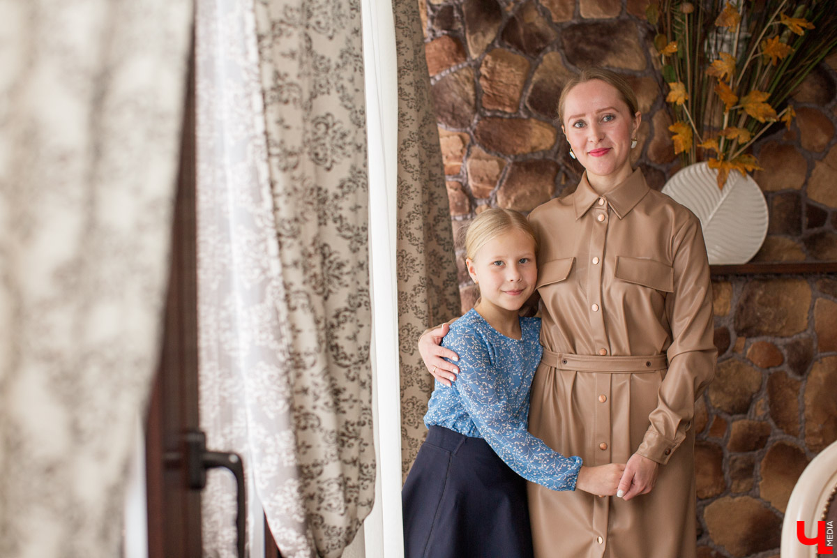 Секреты обращения с салфеткой, язык столовых приборов и благородные манеры изучают во владимирской школе этикета. «Ключ-Медиа» заглянул в гости к ее основательнице.