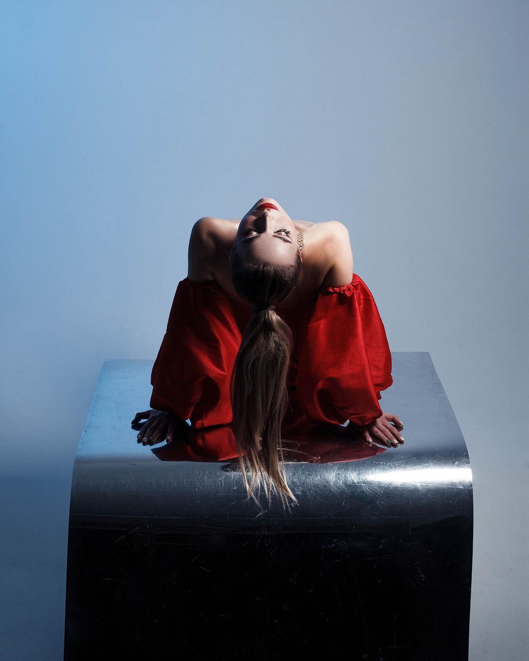 На&nbsp;свою первую «зеркалку» Елизавета Осина заработала, собирая землянику. Прошло шесть лет. Ее&nbsp;работы публикуются в&nbsp;зарубежных журналах, бьюти-клиенты ищут сотрудничества, а&nbsp;в&nbsp;авторском проекте «Знаки зодиака» участвует визажист-марафонец Гоар Аветисян.