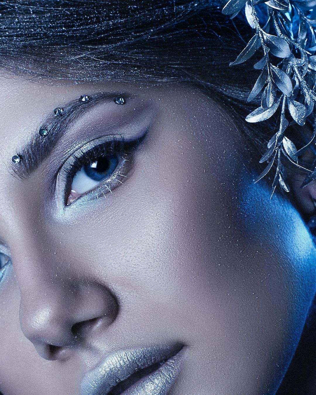 На&nbsp;свою первую «зеркалку» Елизавета Осина заработала, собирая землянику. Прошло шесть лет. Ее&nbsp;работы публикуются в&nbsp;зарубежных журналах, бьюти-клиенты ищут сотрудничества, а&nbsp;в&nbsp;авторском проекте «Знаки зодиака» участвует визажист-марафонец Гоар Аветисян.