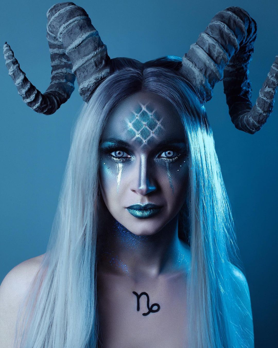 На&nbsp;свою первую «зеркалку» Елизавета Осина заработала, собирая землянику. Прошло шесть лет. Ее&nbsp;работы публикуются в&nbsp;зарубежных журналах, бьюти-клиенты ищут сотрудничества, а&nbsp;в&nbsp;авторском проекте «Знаки зодиака» участвует визажист-марафонец Гоар Аветисян.