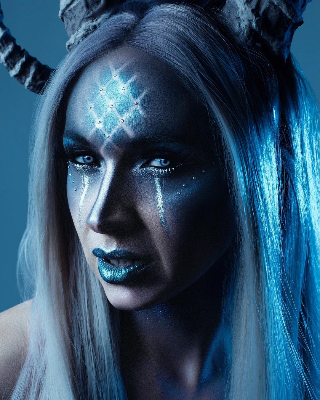 На&nbsp;свою первую «зеркалку» Елизавета Осина заработала, собирая землянику. Прошло шесть лет. Ее&nbsp;работы публикуются в&nbsp;зарубежных журналах, бьюти-клиенты ищут сотрудничества, а&nbsp;в&nbsp;авторском проекте «Знаки зодиака» участвует визажист-марафонец Гоар Аветисян.