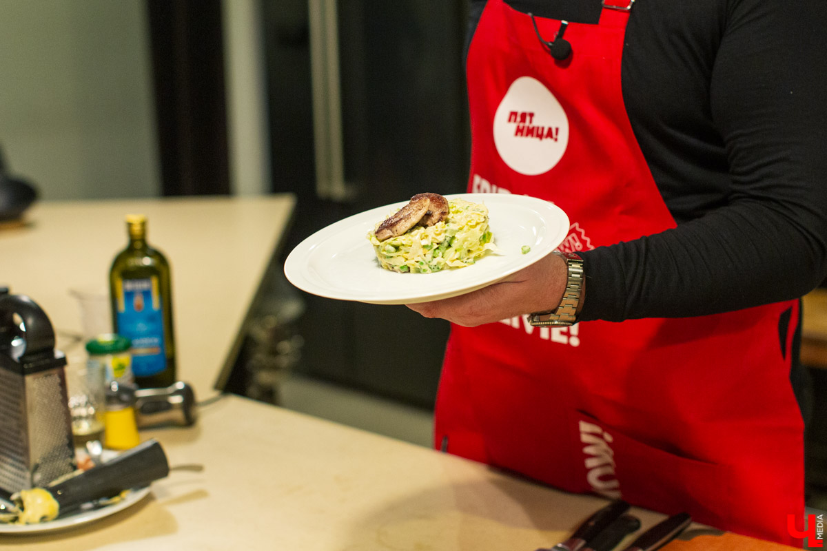 Эксперты подсчитали индекс оливье-2021. Во Владимирской области салат стоит 460 рублей. Но он все равно появится на новогодних столах. Делимся фирменными рецептами владимирцев и, конечно, лайфхаками шефа Константина Ивлева.