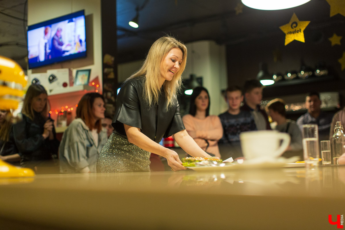 Эксперты подсчитали индекс оливье-2021. Во Владимирской области салат стоит 460 рублей. Но он все равно появится на новогодних столах. Делимся фирменными рецептами владимирцев и, конечно, лайфхаками шефа Константина Ивлева.