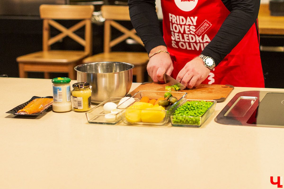 Эксперты подсчитали индекс оливье-2021. Во Владимирской области салат стоит 460 рублей. Но он все равно появится на новогодних столах. Делимся фирменными рецептами владимирцев и, конечно, лайфхаками шефа Константина Ивлева.