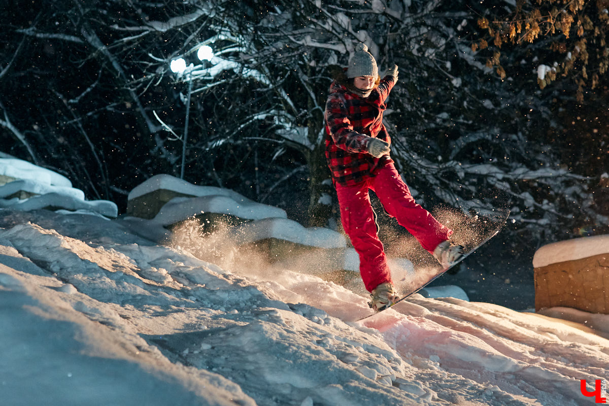 Владимирские экстремалы нередко проявляют изобретательность в выборе локаций для спуска на сноуборде. Стас Наумченков прокатился по лестнице на «Торпедо», Козловому валу и некогда функционирующему склону на Студеной горе. Кстати, почему локация «заблокирована»?