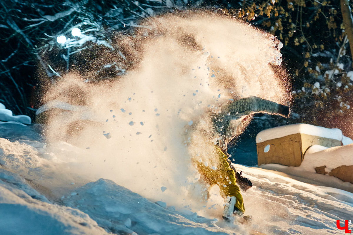 Владимирские экстремалы нередко проявляют изобретательность в выборе локаций для спуска на сноуборде. Стас Наумченков прокатился по лестнице на «Торпедо», Козловому валу и некогда функционирующему склону на Студеной горе. Кстати, почему локация «заблокирована»?