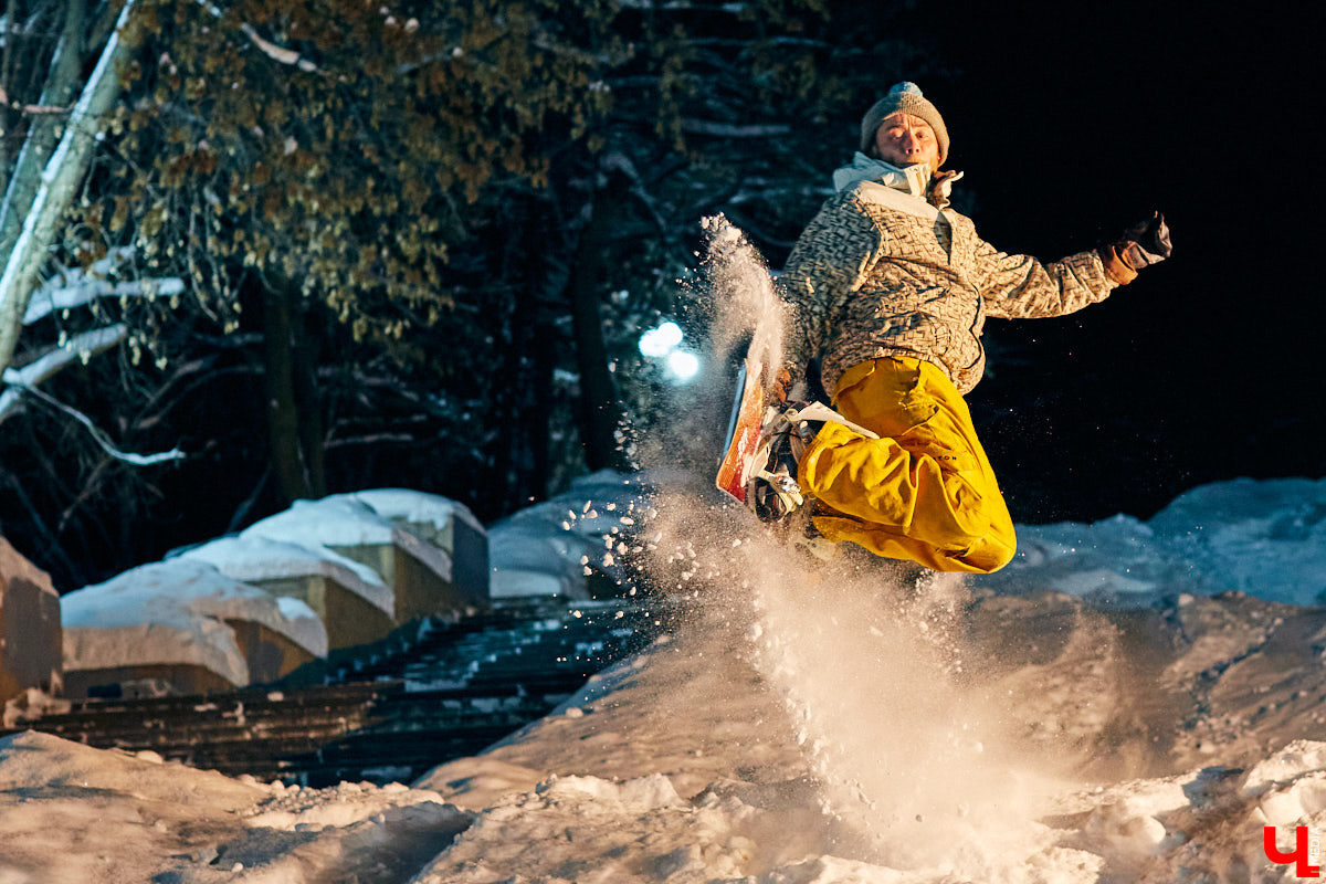 Владимирские экстремалы нередко проявляют изобретательность в выборе локаций для спуска на сноуборде. Стас Наумченков прокатился по лестнице на «Торпедо», Козловому валу и некогда функционирующему склону на Студеной горе. Кстати, почему локация «заблокирована»?