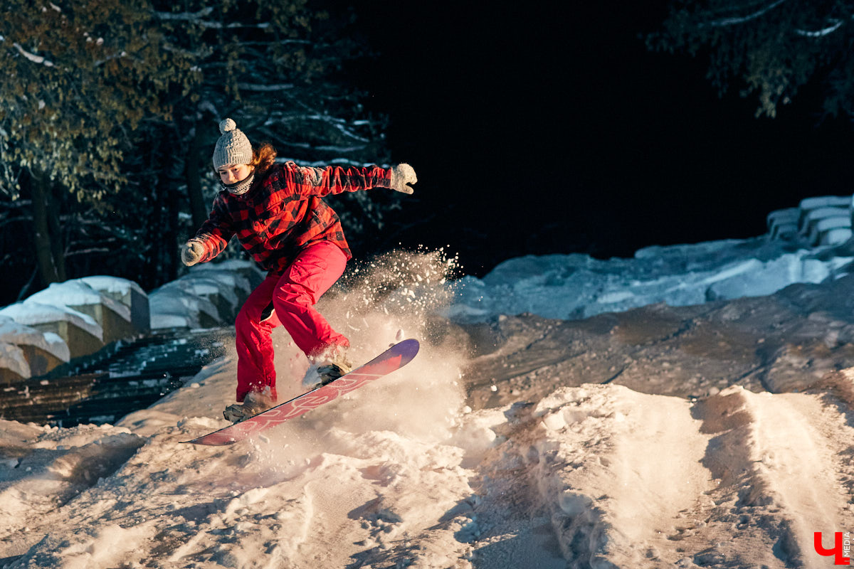 Владимирские экстремалы нередко проявляют изобретательность в выборе локаций для спуска на сноуборде. Стас Наумченков прокатился по лестнице на «Торпедо», Козловому валу и некогда функционирующему склону на Студеной горе. Кстати, почему локация «заблокирована»?
