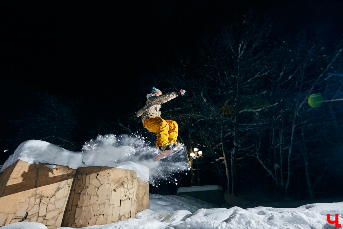 Владимирские экстремалы нередко проявляют изобретательность в выборе локаций для спуска на сноуборде. Стас Наумченков прокатился по лестнице на «Торпедо», Козловому валу и некогда функционирующему склону на Студеной горе. Кстати, почему локация «заблокирована»?