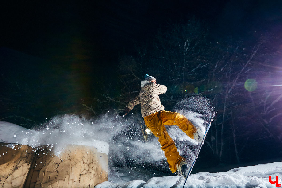 Владимирские экстремалы нередко проявляют изобретательность в выборе локаций для спуска на сноуборде. Стас Наумченков прокатился по лестнице на «Торпедо», Козловому валу и некогда функционирующему склону на Студеной горе. Кстати, почему локация «заблокирована»?