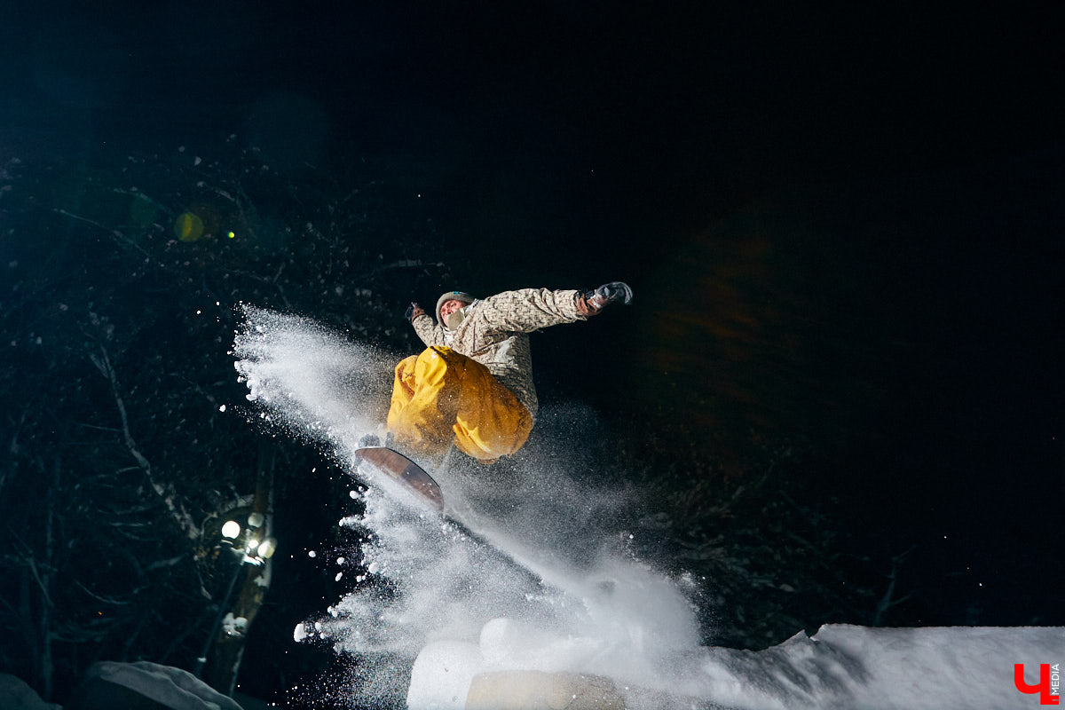 Владимирские экстремалы нередко проявляют изобретательность в выборе локаций для спуска на сноуборде. Стас Наумченков прокатился по лестнице на «Торпедо», Козловому валу и некогда функционирующему склону на Студеной горе. Кстати, почему локация «заблокирована»?