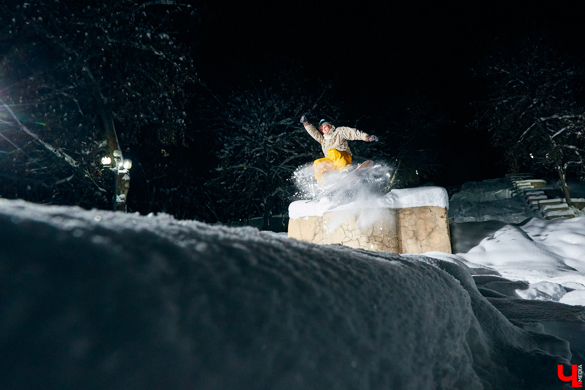 Владимирские экстремалы нередко проявляют изобретательность в выборе локаций для спуска на сноуборде. Стас Наумченков прокатился по лестнице на «Торпедо», Козловому валу и некогда функционирующему склону на Студеной горе. Кстати, почему локация «заблокирована»?