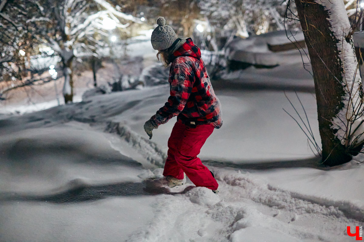 Владимирские экстремалы нередко проявляют изобретательность в выборе локаций для спуска на сноуборде. Стас Наумченков прокатился по лестнице на «Торпедо», Козловому валу и некогда функционирующему склону на Студеной горе. Кстати, почему локация «заблокирована»?