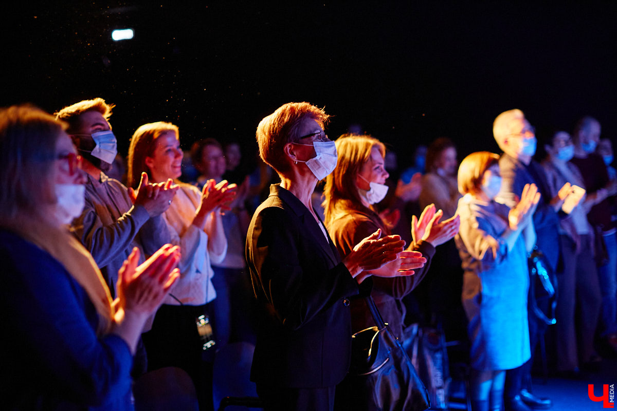 Если вы уже нарядили праздничную елку, но под хвойными лапами не обнаружили новогоднего настроения — внемлите. В последнее воскресенье года, 26 декабря, во Владимире состоялась премьера спектакля «Как я провел эту зиму».