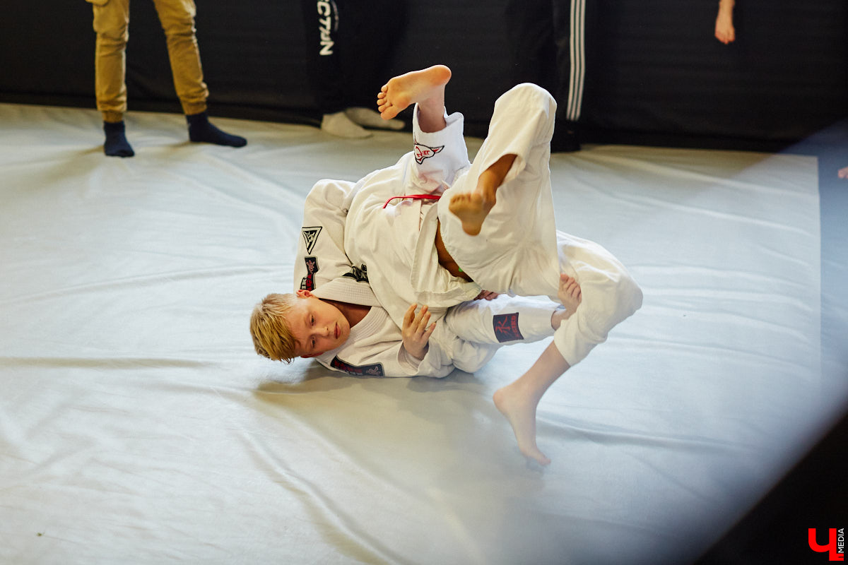 Второй турнир по грэпплингу и джиу-джитсу «EPOS TOURNAMENT» собрал немало участников со всей области. Были слезы на татами, сражения девочек с мальчиками, битва за деньги. Подробности в репортаже!