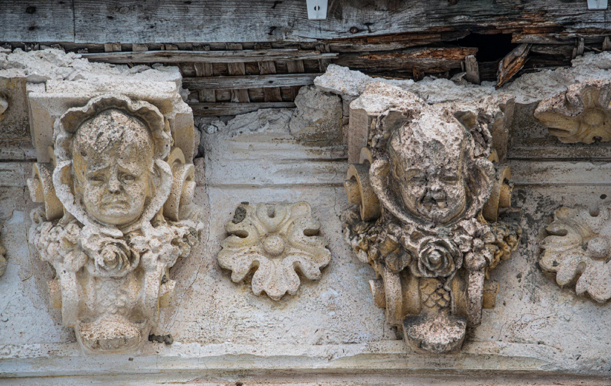 Грядут праздники, а значит, есть возможность устроить себе мини-путешествие. Один из вариантов — посмотреть необычные дома. А начать можно с нашей фотоподборки.