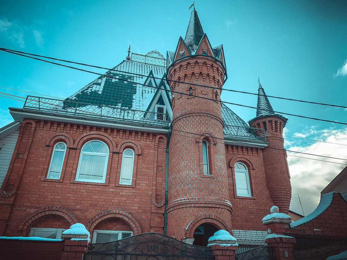 Грядут праздники, а значит, есть возможность устроить себе мини-путешествие. Один из вариантов — посмотреть необычные дома. А начать можно с нашей фотоподборки.