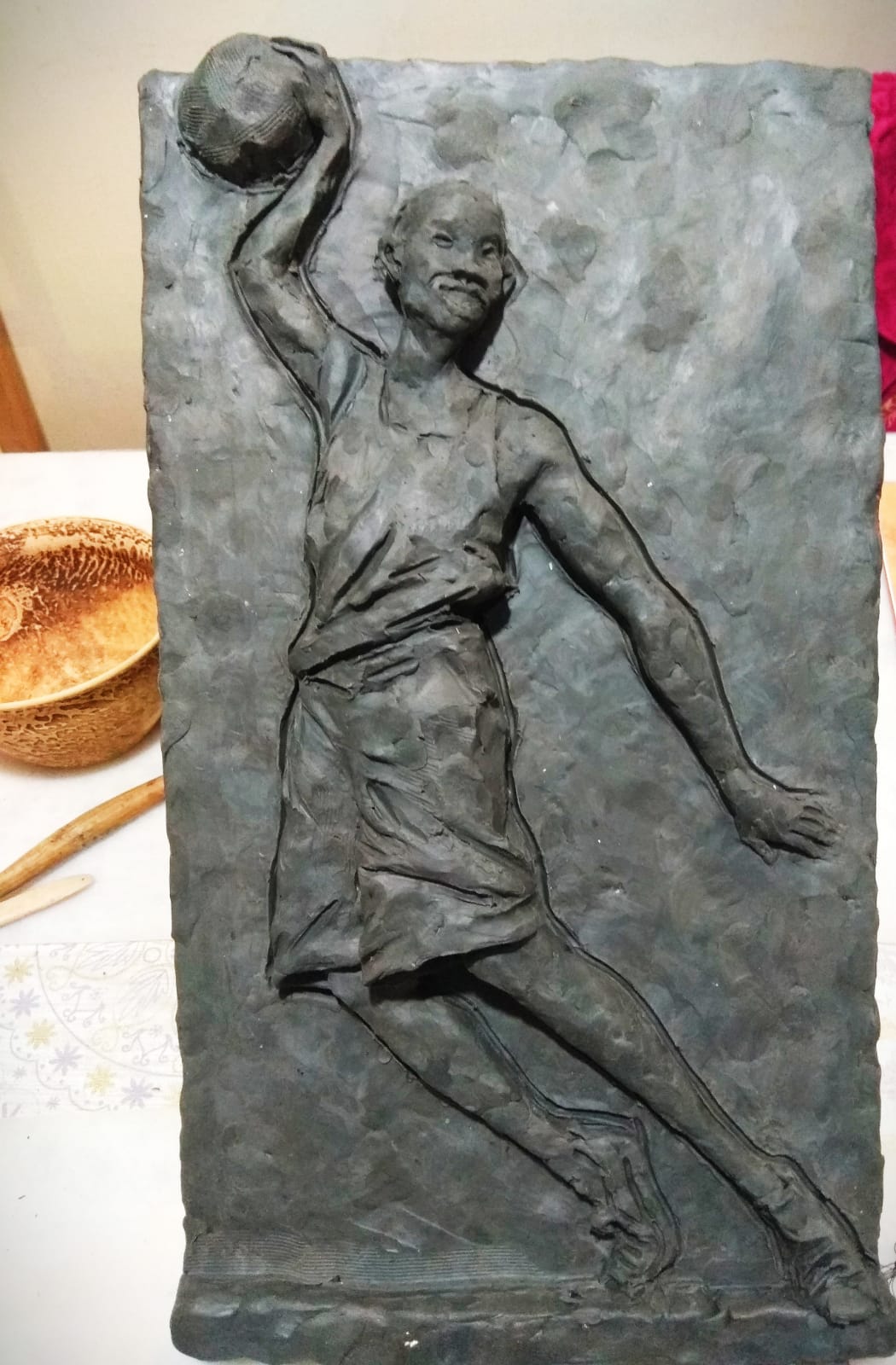 В понедельник перед первым корпусом ВлГУ появились масштабные снежные сооружения, которые при ближайшем рассмотрении оказались двумя фигурами баскетболистов. Как создавались произведения искусства и когда они растают?