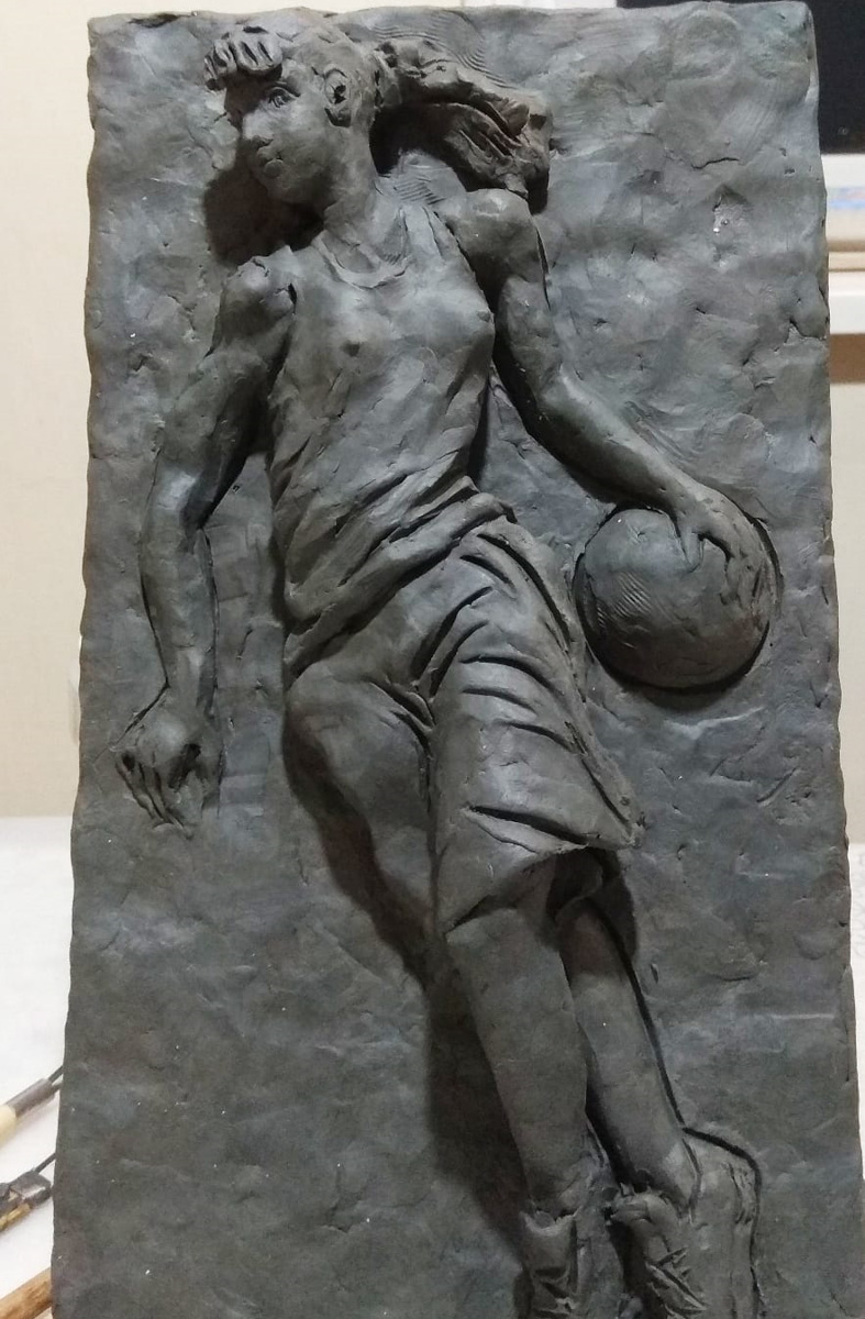 В понедельник перед первым корпусом ВлГУ появились масштабные снежные сооружения, которые при ближайшем рассмотрении оказались двумя фигурами баскетболистов. Как создавались произведения искусства и когда они растают?