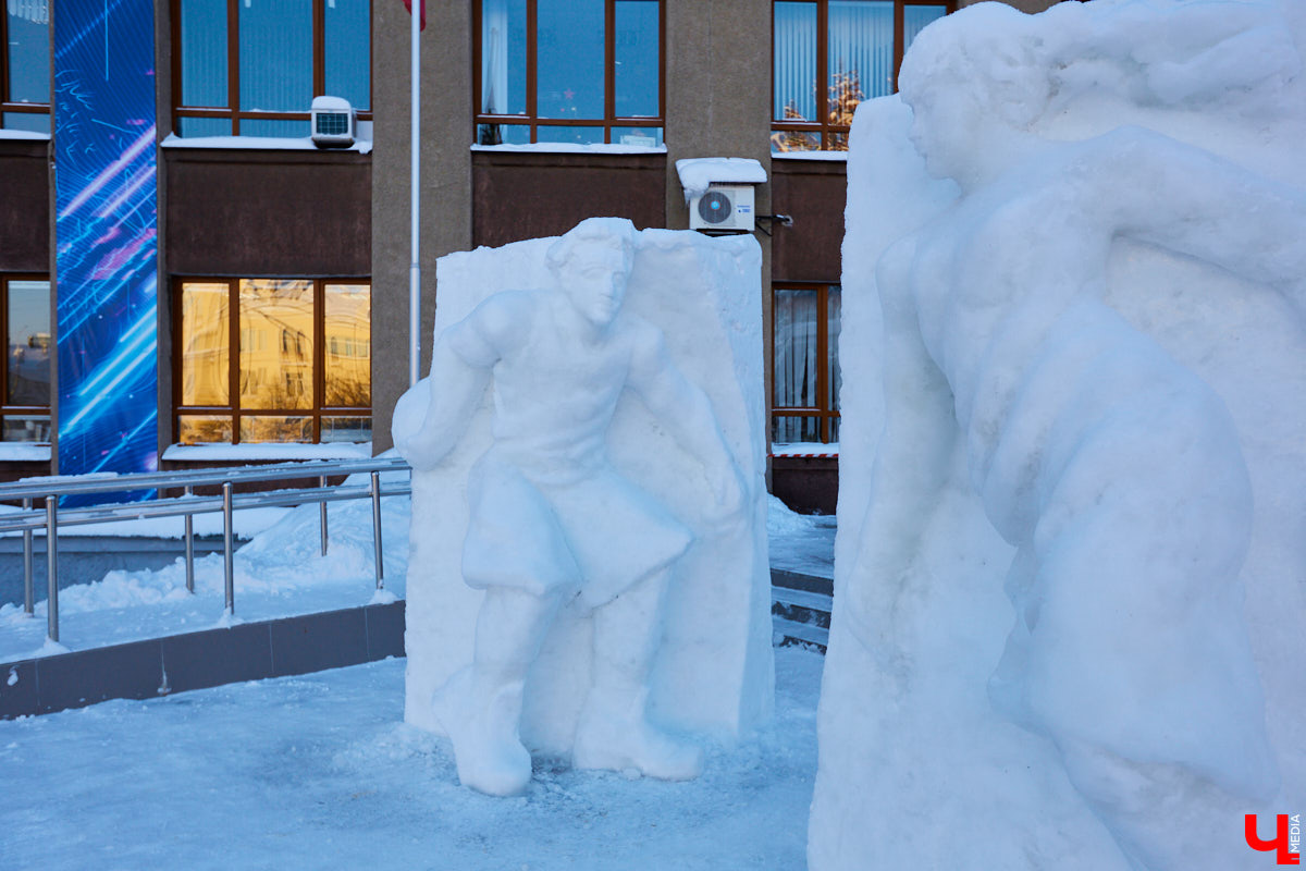 В понедельник перед первым корпусом ВлГУ появились масштабные снежные сооружения, которые при ближайшем рассмотрении оказались двумя фигурами баскетболистов. Как создавались произведения искусства и когда они растают?