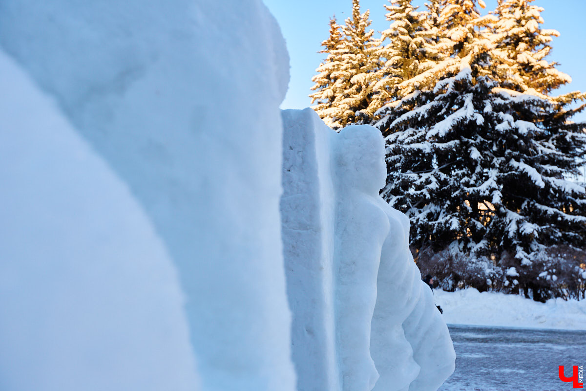 В понедельник перед первым корпусом ВлГУ появились масштабные снежные сооружения, которые при ближайшем рассмотрении оказались двумя фигурами баскетболистов. Как создавались произведения искусства и когда они растают?