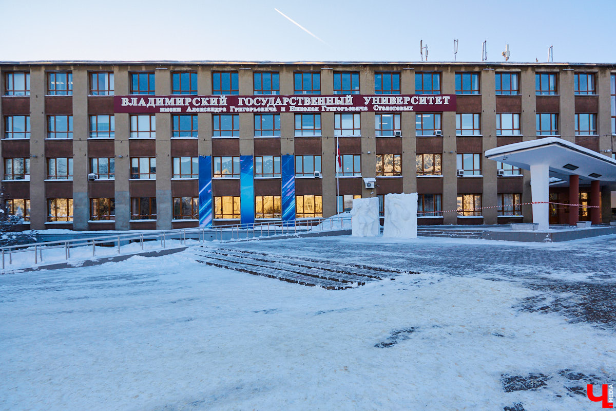 В понедельник перед первым корпусом ВлГУ появились масштабные снежные сооружения, которые при ближайшем рассмотрении оказались двумя фигурами баскетболистов. Как создавались произведения искусства и когда они растают?